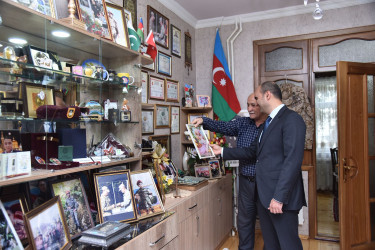Nəsimi Rayon İcra Hakimiyyətinin başçısı Elxan İbrahimov “Qarabağ” ordenli şəhid kapitan Hüseynzadə Həmidağa Bağı oğlunun ailəsini ziyarət edib.