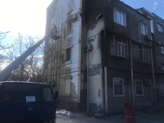 Nəsimi rayonunda şəhərin ümumi estetik görünüşünə xələl gətirən yaşayış binalarının fasadları təmir edilir.