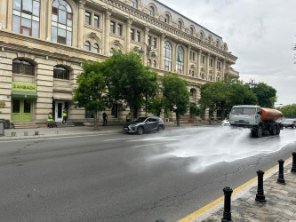 Rayonda dezinfeksiya və ticarət obyektlərinin vitrinlərində sanitar təmizlik işləri aparılıb