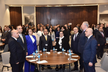 Nəsimi rayonunda Heydər Əliyevin anadan olmasının 102-cİ ildönümünə həsr edilmiş "Bir Xalqın Taleyini Dəyişən Ömür: Heydər Əliyev – Qəlblərdə Yaşayan Lider" mövzusunda tədbir keçirilib.