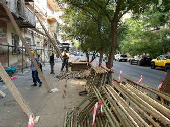 Nəsimi rayonu M. Koveroçkin küçəsi 13 saylı binanın fasadında təmir-bərpa işləri aparılır.