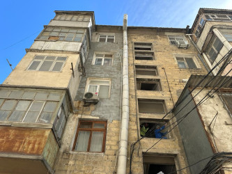 Cəlil Məmmədquluzadə  99 saylı binanın fasadında təmir-bərpa işlərinə başlanılıb.