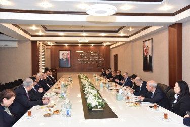 Nəsimi Rayon İcra Hakimiyyətində rayon ərazisində fəaliyyət göstərən ali təhsil müəssisələrinin rəhbərləri ilə görüş keçirilib.