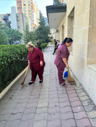 Ticarət obyektlərinin vitrinlərində sanitar təmizlik işləri aparıldı.