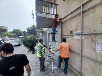 Ticarət obyektlərinin fasadında, yol kənarlarının hasar və istinad divarlarında təmir işləri aparılıb.