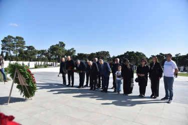 Nəsimi rayon ictimaiyyətinin nümayəndələri Anım Günü münasibətilə Hərbi Memorial Məzarlığı ziyarət etdi.