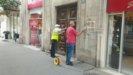 Rəşid Behbudov  küçəsi boyu  binaların fasadında təmir-bərpa işləri aparılır.