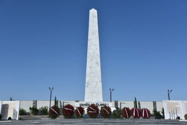 Nəsimi rayon ictimaiyyətinin nümayəndələri Anım Günü münasibətilə Hərbi Memorial Məzarlığı ziyarət etdi.