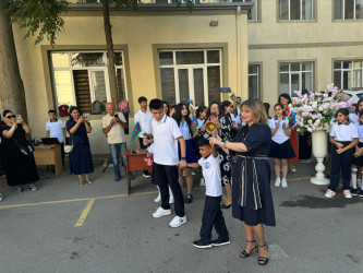 Nəsimi rayonu tam orta məktəblərində Bilik günü qeyd olundu.