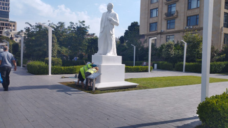 Parklarda heykəllər və abidələr yuyulmuş ətrafında təmizlik işləri aparılmışdır.