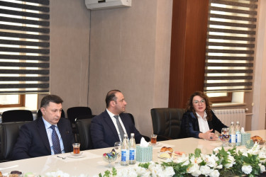 Nəsimi Rayon İcra Hakimiyyətində rayon ərazisində fəaliyyət göstərən ali təhsil müəssisələrinin rəhbərləri ilə görüş keçirilib.