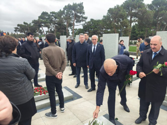 Nəsimi rayon ictimaiyyətinin nümayəndələri Anım Günü münasibətilə Hərbi Memorial Məzarlığı ziyarət etdi.