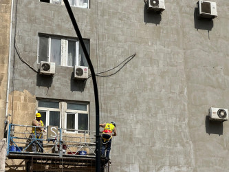 Nəsimi rayonu Alı Mustafayev küçəsi 1 saylı ünvanda binanın fasadında əsaslı təmir işləri aparılır.