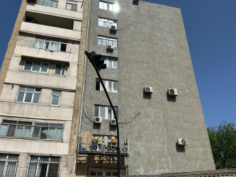 Nəsimi rayonu Alı Mustafayev küçəsi 1 saylı ünvanda binanın fasadında əsaslı təmir işləri aparılır.