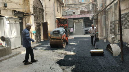 Nəsimi rayonu 28 may küçəsi 4 saylı binanı əhatə edən həyətyanı sahədə asfaltlaşma və cari təmir işləri aparılıb.