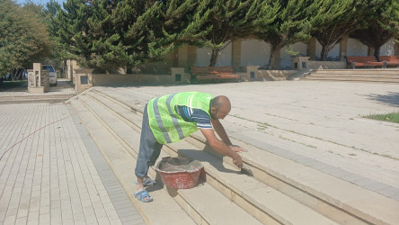 Bakıxanov küçəsi Sevil Qazıyeva parkında cari təmir işləri aparılıb.