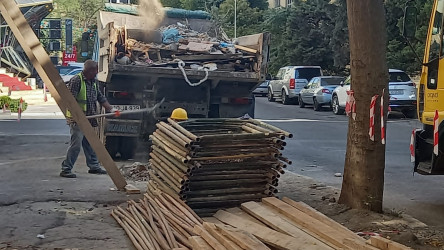 Nəsimi rayonu M. Koveroçkin küçəsi 13 saylı binanın fasadında təmir-bərpa işləri aparılır.