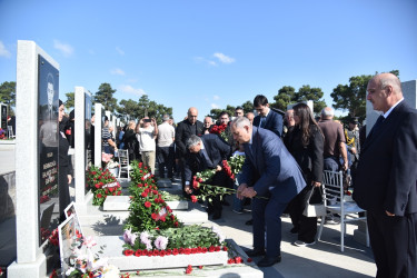Nəsimi rayon ictimaiyyətinin nümayəndələri Anım Günü münasibətilə Hərbi Memorial Məzarlığı ziyarət etdi.