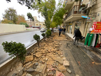 Azadlıq prospekti boyunca piyada səkilərdə təmir və bərpa işləri aparılıb.