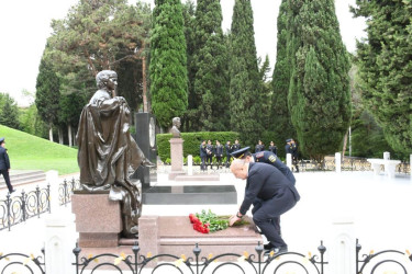 2 iyul - Polis Günü münasibəti ilə  Fəxri Xiyabanda Ulu Öndər Heydər Əliyevin məzarı ziyarət olunub