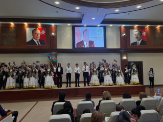 Nəsimi rayonunda “Heydər Əliyev İli”nə həsr olunmuş müxtəlif müsabiqələrdə, sərgilərdə və festivallarda  çıxış edən istedadlı uşaqların iştirakı ilə  “Ürəklərdə yaşayan Dahi” adlı tədbir keçirilib.