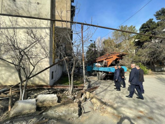 Nəsimi rayonu Hüseynbala Əliyev küçəsi 3, 5 və 7 saylı binalarda abadlıq və quruculuq işlərinə başlanılıb.