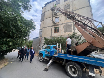Nəsimi rayonu Mir Cəlal 42 saylı binada yenidənqurma işləri davam edir.