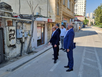 Nəsimi rayonu Mirzə Ağa Əliyev küçəsi boyu binaların fasadlarında təmir-bərpa işləri aparılır