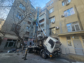 Nəsimi rayonunda şəhərin ümumi estetik görünüşünə xələl gətirən yaşayış binalarının fasadları təmir edilir.
