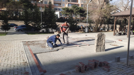 Nəsimi rayonu 4-cü mikrorayonda yerləşən İzmit parkında cari təmir işləri aparılır.