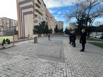 Nəsimi rayonu 4-cü mikrorayonda yerləşən İzmit parkında cari təmir işləri aparılır.