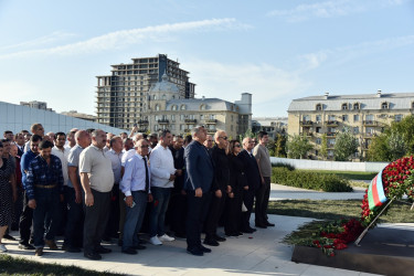 Nəsimi rayon İcra Hakimiyyətinin kollektivi və ictimaiyyət nümayəndələri Zəfər parkını ziyarət etdi.