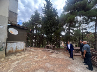 Nəsimi rayonu Mir Cəlal 42 saylı binada yenidənqurma işləri davam edir.