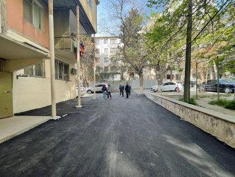 Mir Cəlal 6, 8, 10  saylı ünvanlarda məhəllədaxili yollara yeni asfalt örtüyü vurulub.