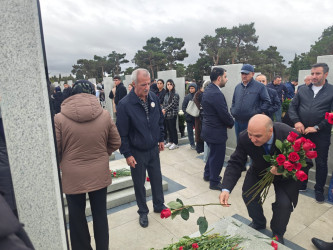 Nəsimi rayon ictimaiyyətinin nümayəndələri Anım Günü münasibətilə Hərbi Memorial Məzarlığı ziyarət etdi.