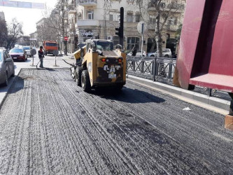 Rəşid Behbudov küçəsi boyu magistral yolda təmir-bərpa işləri aparılıb.