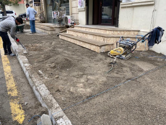 Azadlıq prospekti boyunca piyada səkilərdə təmir və bərpa işləri aparılıb.