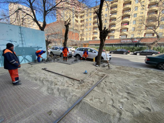 Nəsimi rayonunda C.Hacıbəyli küçəsinin piyada səkilərində aparılan təmir və bərpa işləri görülür