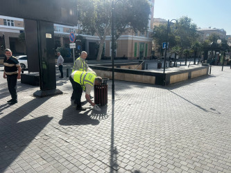 Nəsimi rayonunda kiçik tullantılar üçün nəzərdə tutulmuş yeni kiçik ölçülü tullantı qablarının quraşdırılması işləri həyata keçirilir.