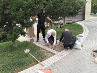 Nəsimi rayonu Vaqif  prospektində yerləşən parkda cari təmir işləri aparılıb.