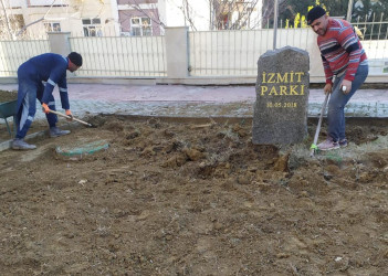 Nəsimi rayonu 4-cü mikrorayonda yerləşən İzmit parkında cari təmir işləri aparılır.