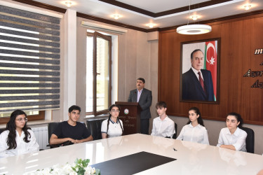 Nəsimi rayonunda respublikanın ali təhsil müəssisələrinə qəbul imtahanlarında rayon üzrə yüksək bal toplayan məzunlarla görüş keçirilib