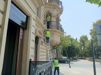 Bakıxanov küçəsi ilə Rəşid Behbudov küçəsinin kəsişməsində yerləşən parklarda cari təmir işləri aparılıb.