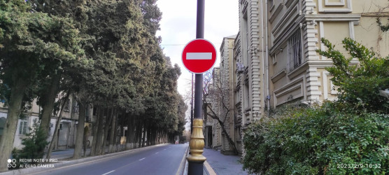 Nəsimi rayonunda  piyadaların təhlükəsiz hərəkətini  təmin etmək üçün yeni yol nişanları quraşdırılmışdır.