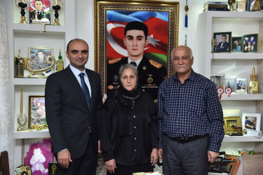 Nəsimi Rayon İcra Hakimiyyətinin başçısı Elxan İbrahimov “Qarabağ” ordenli şəhid kapitan Hüseynzadə Həmidağa Bağı oğlunun ailəsini ziyarət edib.