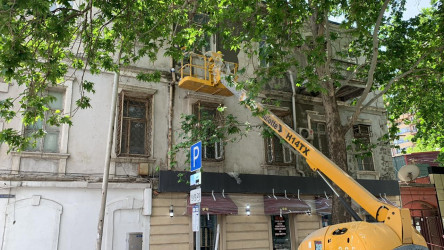 Nəsimi rayonunda binaların fasadında əsaslı təmir-bərpa işləri davam etdirilir.