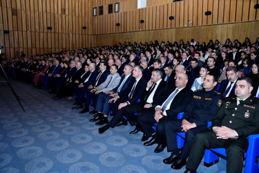 Nəsimi rayonunda Ulu Öndər Heydər Əliyevin anadan olmasının 103-cü ildönümünə həsr olunmuş “Heydər Əliyev irsinin konseptual əsasları: ənənə ilə müasirliyin vəhdəti” mövzusunda tədbir keçirilib