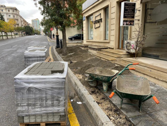 Azadlıq prospekti boyunca piyada səkilərdə təmir və bərpa işləri aparılıb.