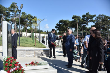 Nəsimi rayon ictimaiyyətinin nümayəndələri Anım Günü münasibətilə Hərbi Memorial Məzarlığı ziyarət etdi.