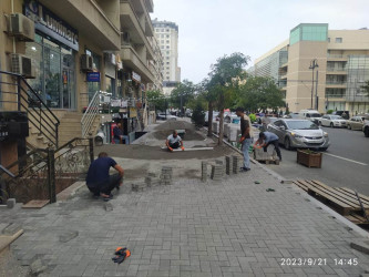 Azadlıq prospektində piyada səkilərində  əsaslı təmir işləri aparılıb.